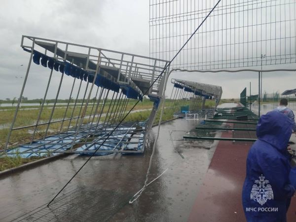 Трагедия в Ростове на юношеском матче: перевернулась трибуна, погибла женщина, пострадали дети. Из-за сильного ветра