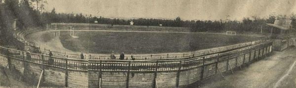 Самый красивый стадион Москвы начала ХХ века. Был расположен в сосновой роще, выделялся уютной башенкой