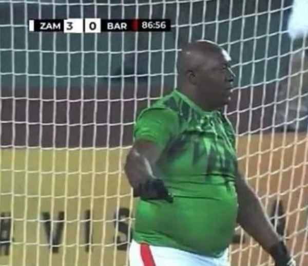 Вратарь из Замбии стал популярным, сыграв на ноль против легенд «Барсы» с Роналдиньо