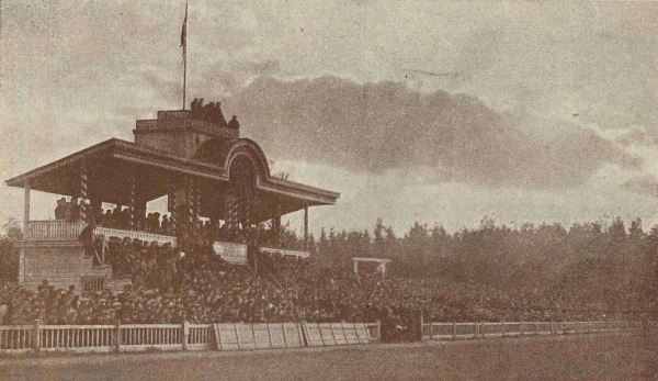 Самый красивый стадион Москвы начала ХХ века. Был расположен в сосновой роще, выделялся уютной башенкой