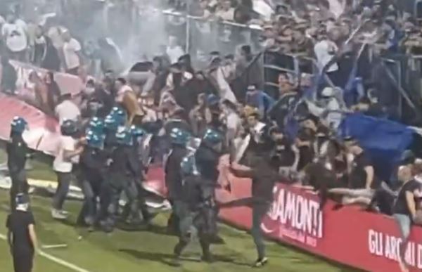 Ад в Италии: фанаты «Брешии» подожгли поле и машину игрока. Из-за вылета в Серию C