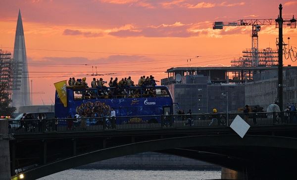 Вся красота мая: закаты над Петербургом, Монтевидео и Новой Зеландией, Анчелотти смотрит на счастье Холанда, 🐶 на скейте 