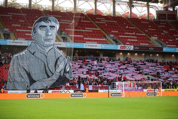 Спартаковское единение на медиафутболе. Романцев заплакал, Соболев и Джикия заряжали с фанами, Зиеш примерил футболку