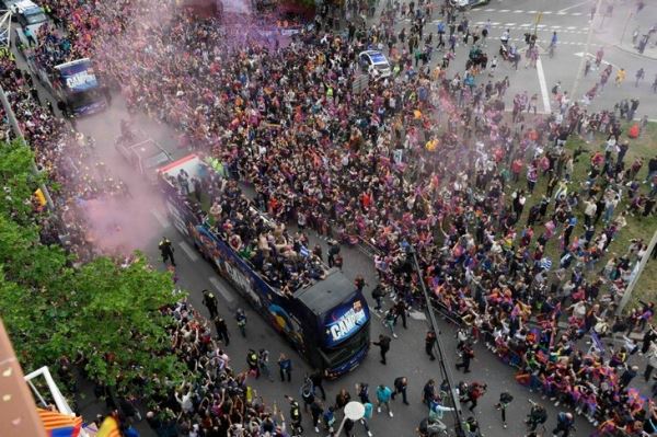 «Барса» отметила чемпионство ярким парадом – Хави даже раздавал фанатам напитки