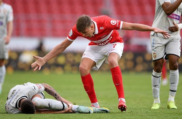 Соболев схватил себя между ног, Роша повторил для арбитров! Безумнейшие удаления в дерби😳😳😳