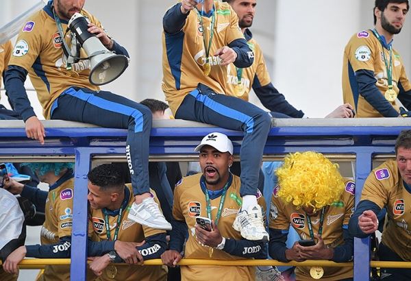 «Зениту» вручили кубок! Вся красота награждения и чемпионского парада 🏆