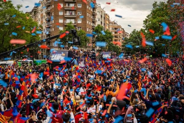 «Барса» отметила чемпионство ярким парадом – Хави даже раздавал фанатам напитки