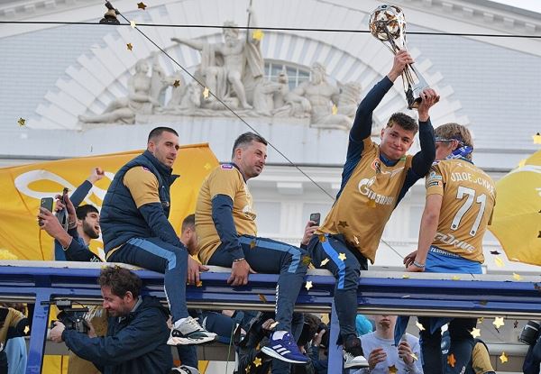«Зениту» вручили кубок! Вся красота награждения и чемпионского парада 🏆